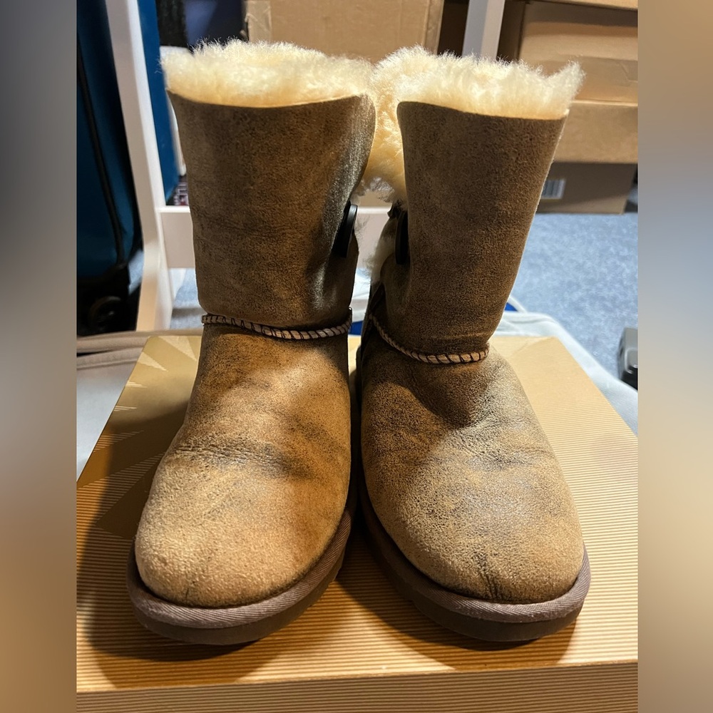 Ugg Bailey Button Bomber Size 7 - image 2